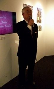 内覧会であいさつする社長の吉田均（よしだ・ひとし）さん。1965年入社で、最初の勤務地が今の本店。当時は米、英、仏などの欧米人が多かったが、現在はアジア、とくに中国からの来店客が多いという。